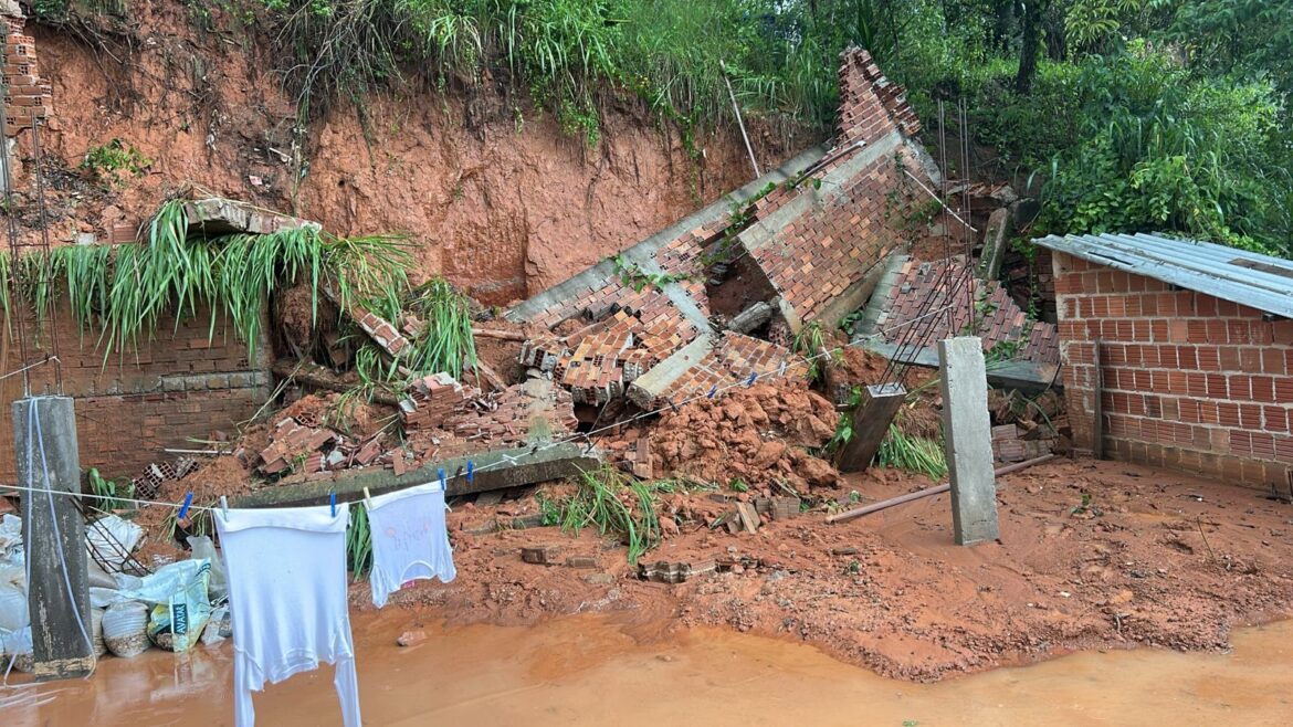 muro-desaba-e-defesa-civil-interdita-casa-em-barra-mansa