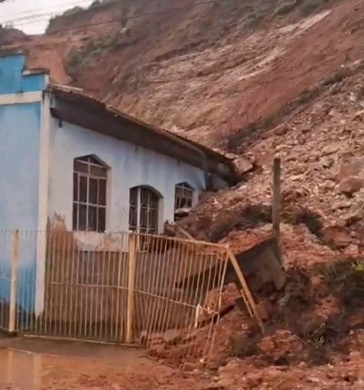 barranco-desliza-e-soterra-parte-de-igreja-em-mg;-video