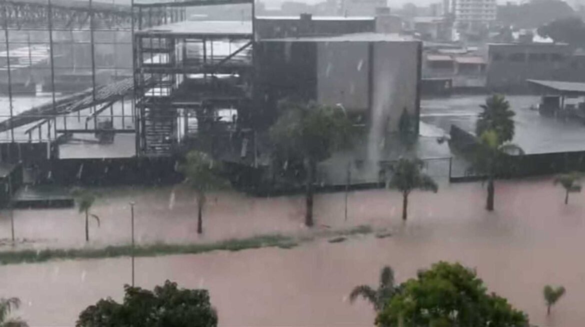 familia-e-resgatada-de-carro-ilhado-durante-enchente-em-suzano