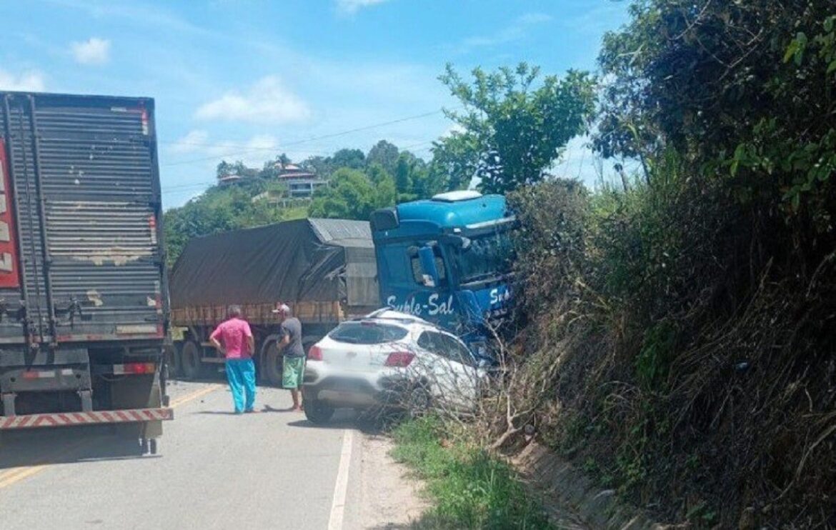 homem-morre-em-batida-entre-carro-e-carreta-bitrem-na-mgc-265