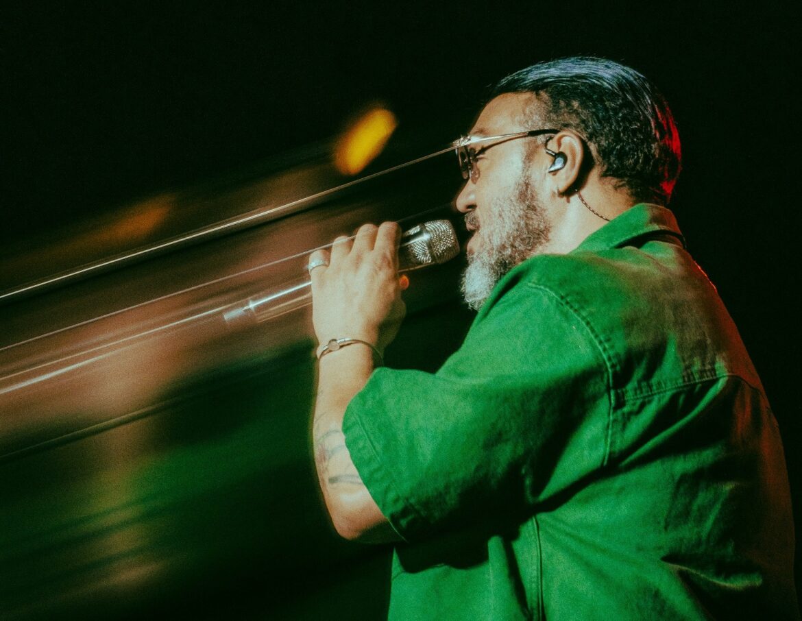 ‘muito-feliz’:-belo-estreia-no-planeta-atlantida-celebrando-carreira-e-conexao-com-o-sul