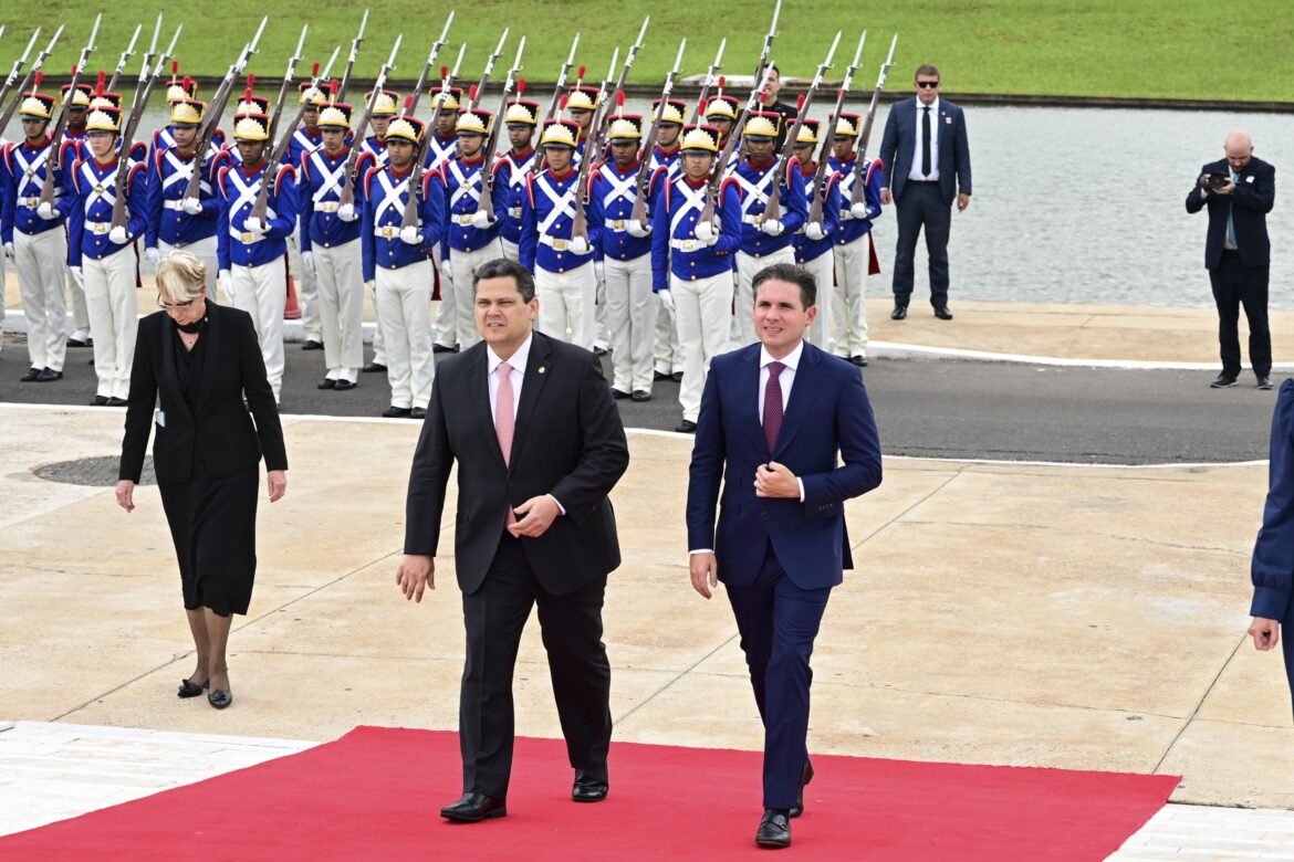 de-olho-na-pauta-legislativa-e-na-reeleicao,-lula-recebe-motta-e-lideres-da-camara-em-jantar-de-confraternizacao