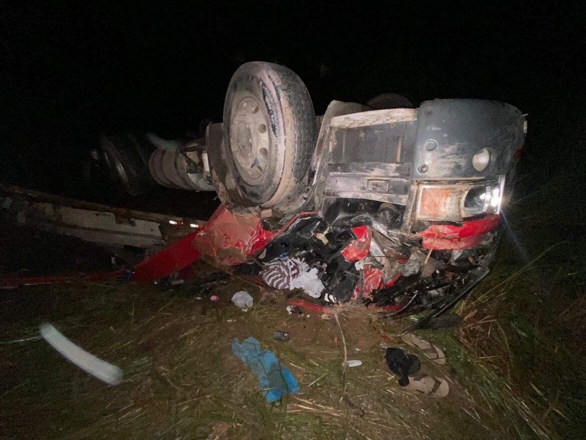 motorista-sobrevive-apos-carreta-cair-em-barranco-e-ter-cabine-destruida-na-br-116