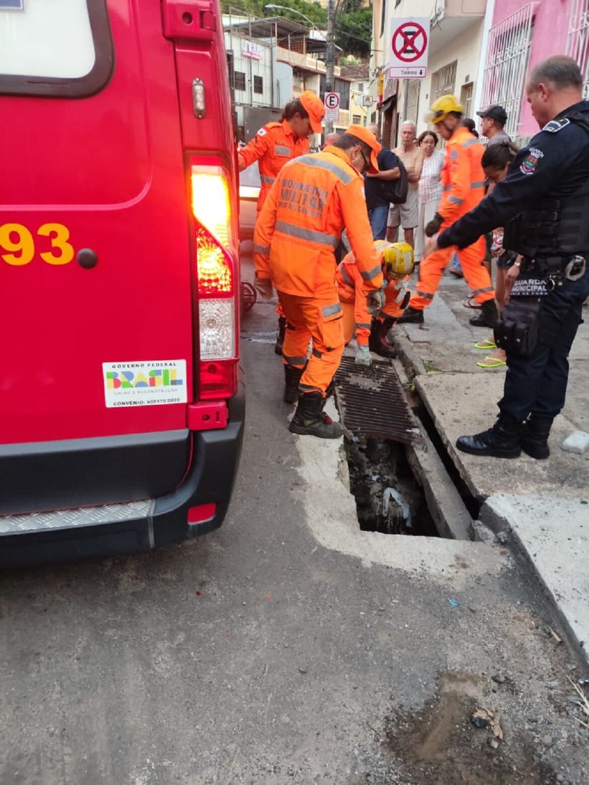 pedestre-cai-em-bueiro-com-tampa-quebrada-e-fica-ferido-em-juiz-de-fora