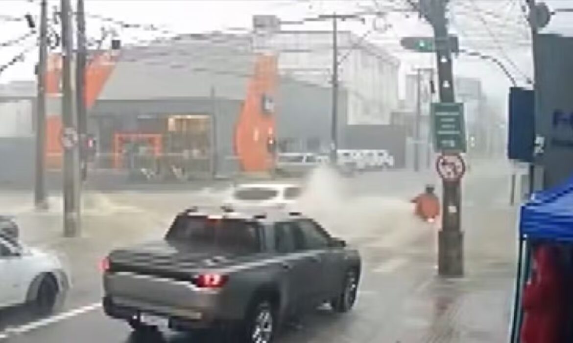motociclista-e-arrastado-por-enxurrada-durante-fortes-chuvas-em-vitoria-da-conquista