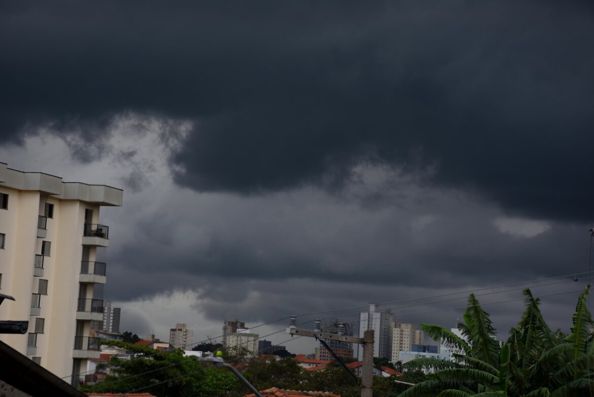 corredor-de-umidade-espalha-chuva-pelo-pais-e-mantem-temporais-em-parte-do-sudeste;-veja-previsao