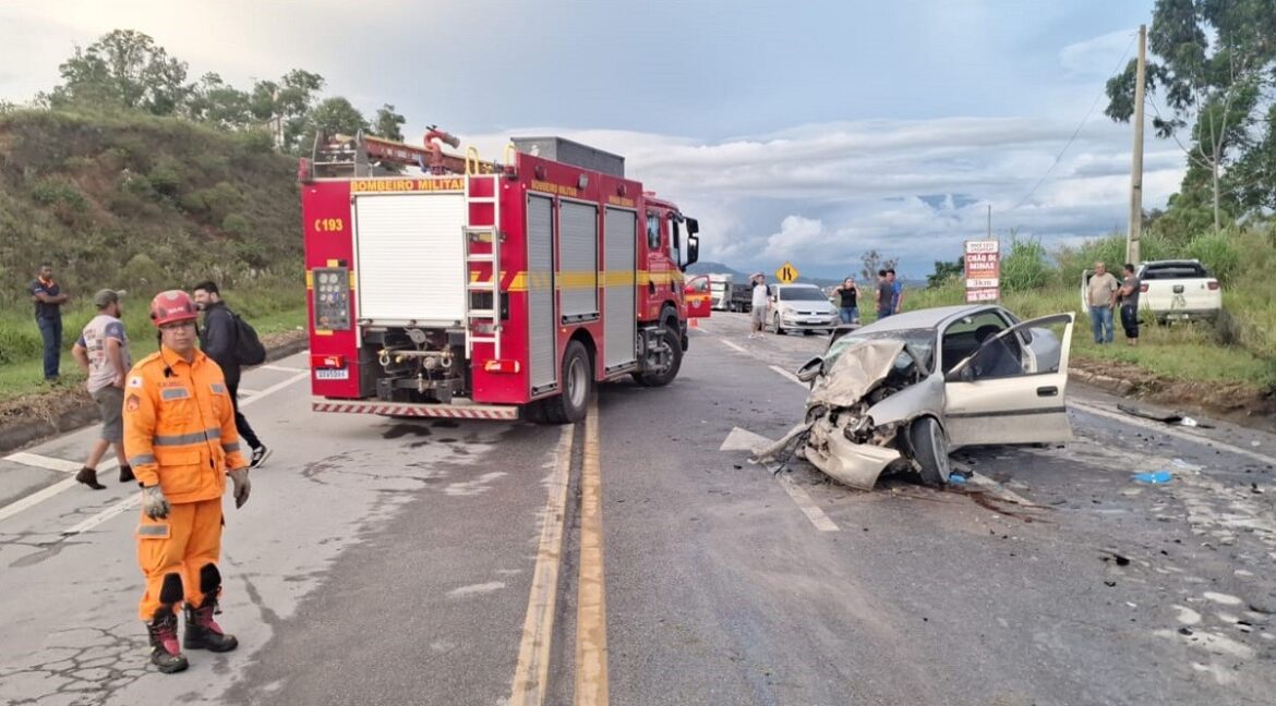 motorista-fica-em-estado-grave-apos-bater-em-caminhao,-invadir-a-contramao-e-atingir-outro-carro-na-br-265