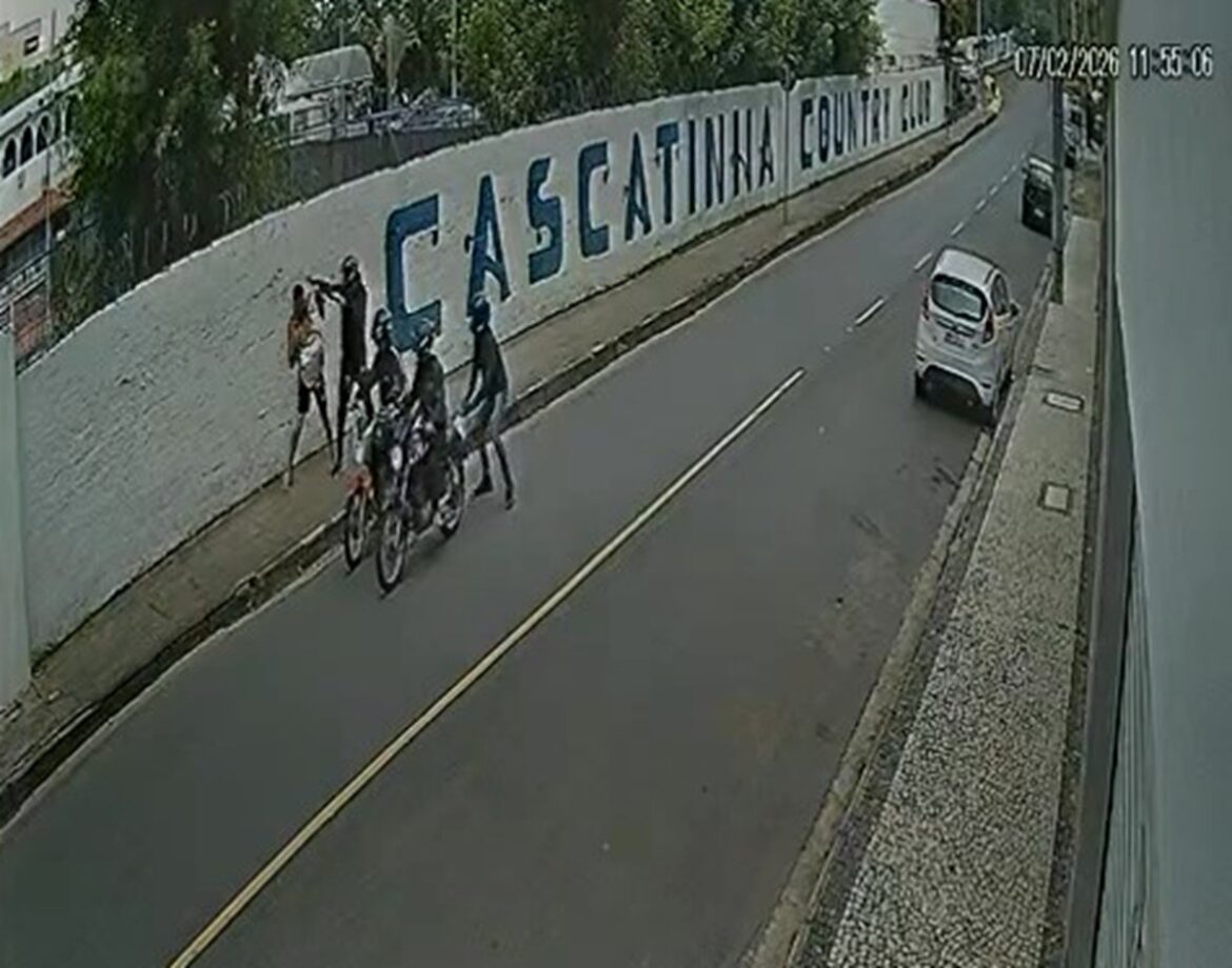 video:-homem-e-cercado-e-assaltado-por-criminosos-em-duas-motos-em-juiz-de-fora