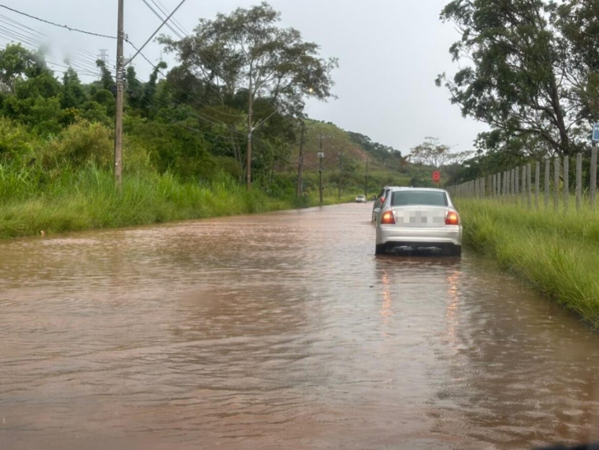 chuva-volta-a-cair-e-alaga-ruas-de-juiz-de-fora;-inmet-alerta-para-temporais-ate-segunda-feira