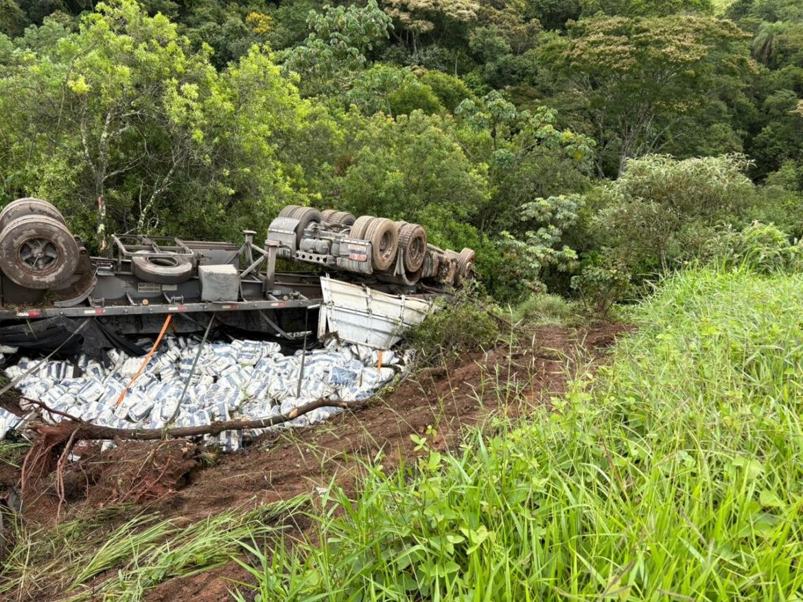 motorista-fica-preso-as-ferragens-apos-carreta-com-acucar-despencar-20-metros-na-br-265