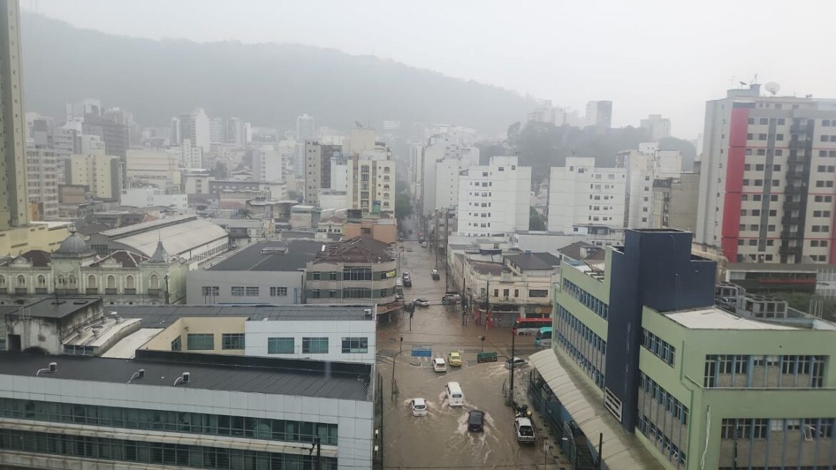 temporal-volta-a-atingir-juiz-de-fora-pela-3a-tarde-seguida-e-causa-alagamentos