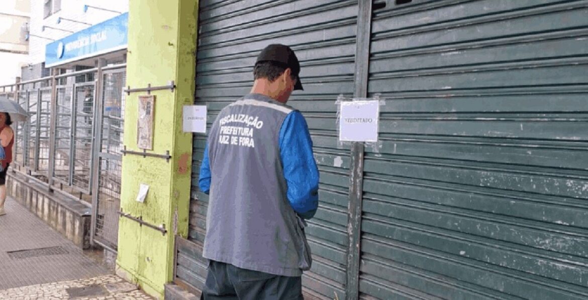 mercado-no-centro-de-juiz-de-fora-e-interditado-por-colocar-mercadorias-na-calcada-e-multas-passam-de-r$-70-mil