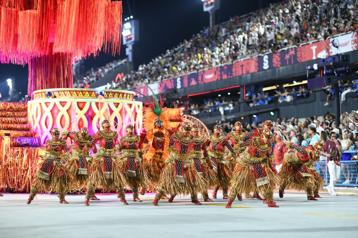 serie-ouro:-7-escolas-desfilam-na-1a-noite