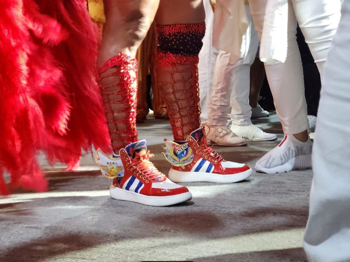 video:-gracyanne,-rainha-da-ilha,-usa-tenis-no-desfile-da-serie-ouro