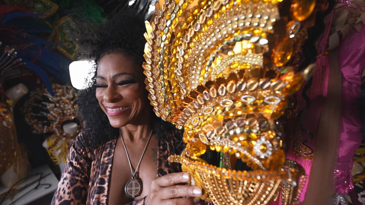 ‘rainha-das-rainhas’-do-carnaval-de-curitiba:-passista-com-40-anos-de-samba-brilha-na-avenida,-costura-fantasias-e-inspira-novas-geracoes