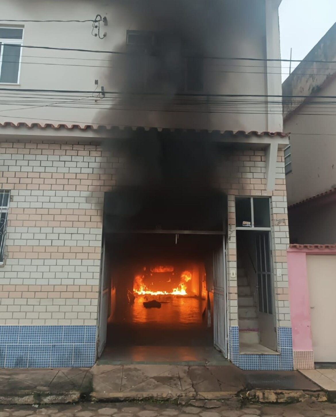 mulher-denuncia-ex-namorado-de-incendiar-garagem-da-casa-dela-em-bom-jardim-de-minas