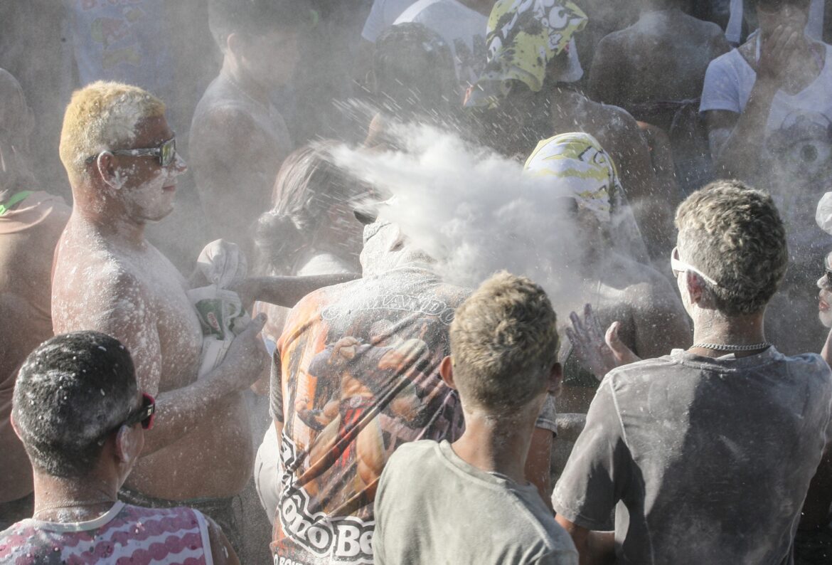 festa-de-mela-mela:-tradicao-tem-origem-portuguesa-com-lama-e-urina-no-lugar-da-goma-e-amido-de-milho