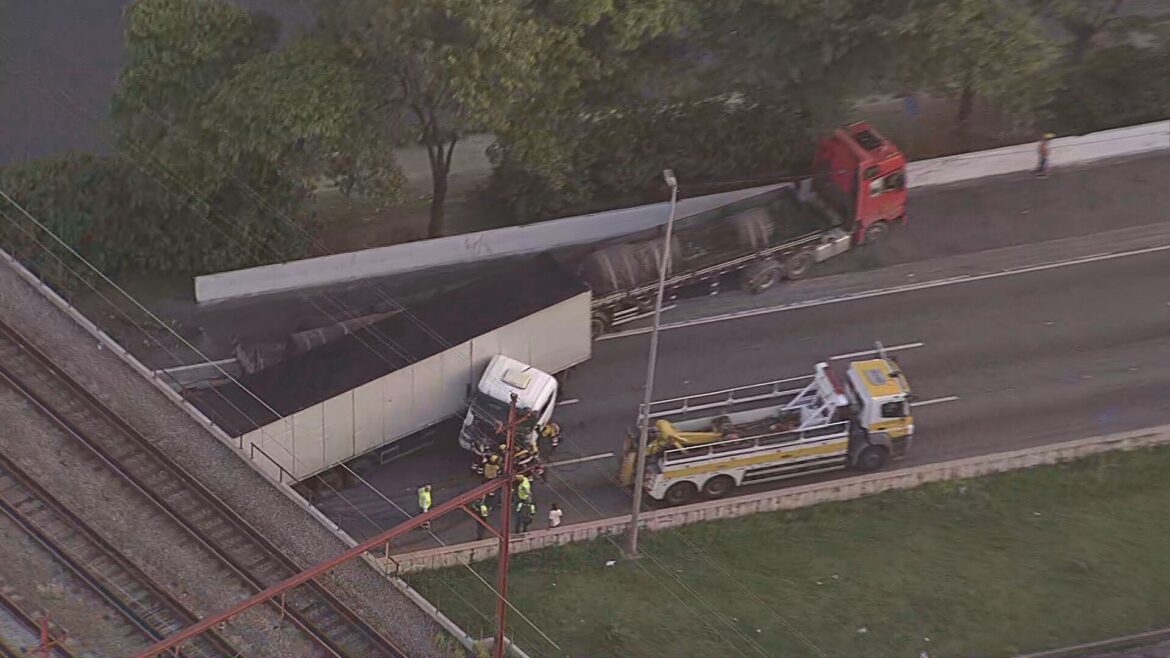 colisao-entre-duas-carretas-bloqueia-totalmente-a-pista-expressa-da-marginal-do-tiete,-no-sentido-ayrton-senna